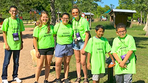 ETS students posing at the Minnesota zoo